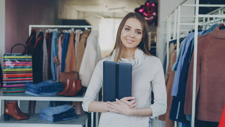 Commerçante indépendante dans son magasin de vêtements
